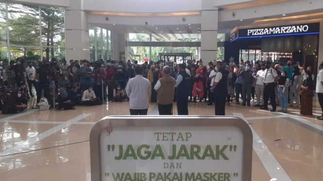 Presiden Jokowi melihat kesiapan new normal di Summarecon Mall Bekasi, Jawa Barat.