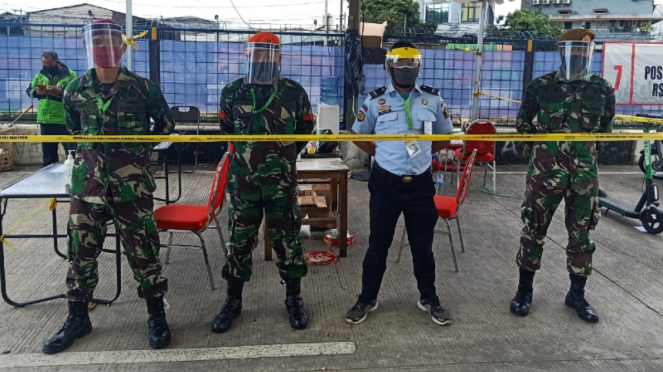 Pengamanan di gerbang  Wisma Karantina Pademangan