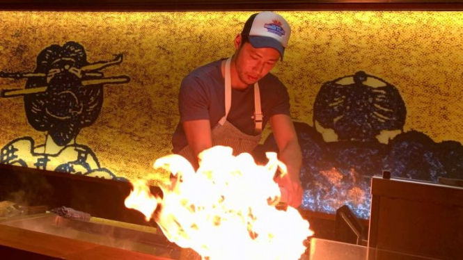 Koki di rumah makan Jepang milik Brett Carboni menyalakan pemanggang teppanyaki seiring dengan pelonggaran aturan di negara bagian WA.