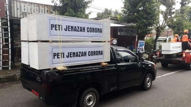 Di Banjarnegara, peti jenazah Corona dibawa keliling memakai mobil