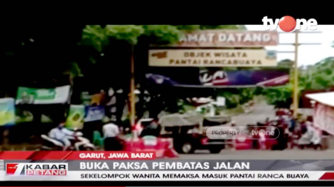 Emak-emak buka paksa penutup jalan tempat wisata di Garut. 