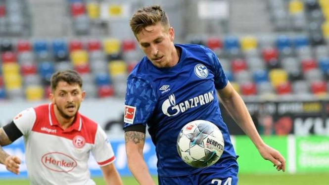 Bek Schalke, Bastian Oczipka melindungi bola