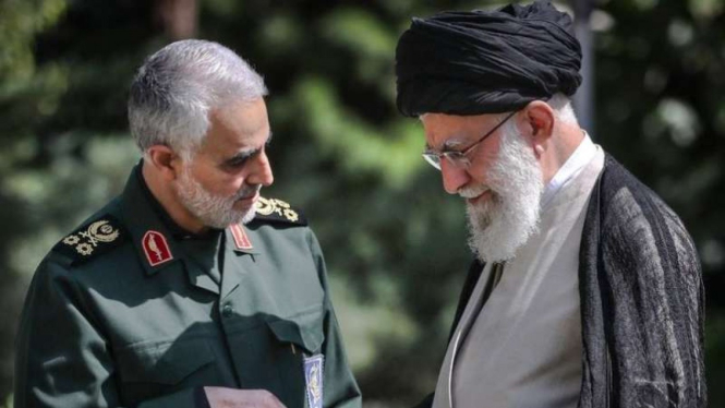 VIVA Militer: Ayatollah Ali Khamenei dan mendiang Jenderal Qassem Soleimani