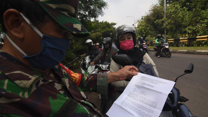 Petugas memeriksa Surat Izin Keluar Masuk (SIKM) Jakarta