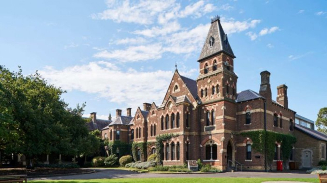 Asrama Trinity College milik University of Melbourne mengeluarkan puluhan siswanya karena melanggar aturan soal virus corona.