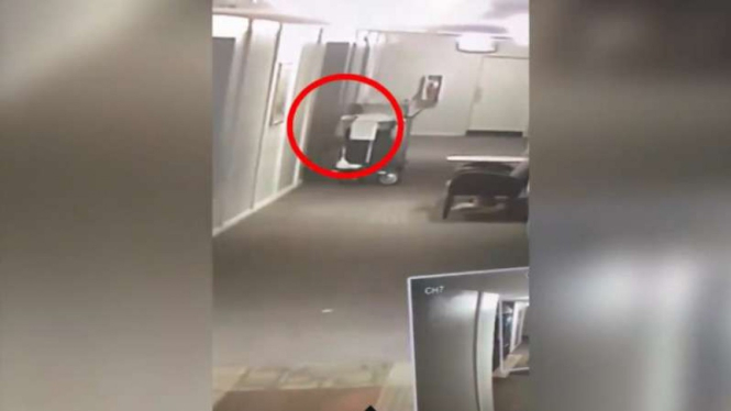 Foto rekaman CCTV kemunculan sosok iblis di hotel.