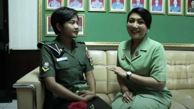 VIVA Militer: Serda Desi Setiasari Bersama Ibu Hetty Perkasa