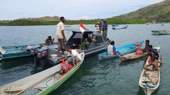 VIVA Militer: Personel Posmat Bagikan Sembako di Flores Timur