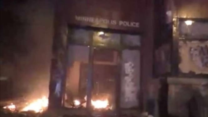 Kantor polisi di Minneapolis dibakar pendemo. 
