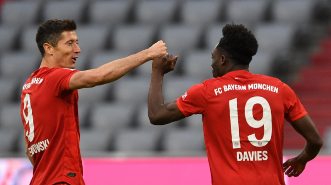Striker Bayern Munich, Robert Lewandowski, rayakan gol Alphonse Davies