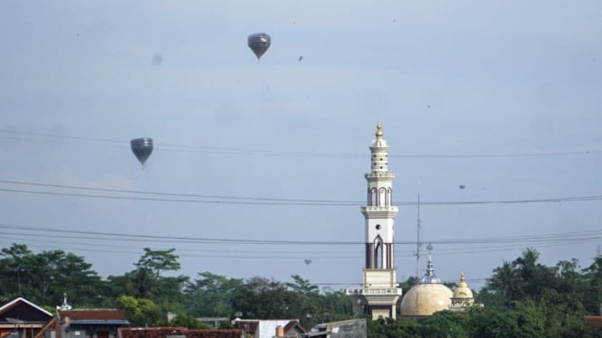 Dilarang, Warga Nekat Terbangkan Balon Udara Usai Lebaran