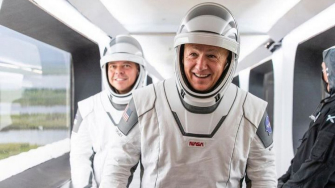 Para astronot roket SpaceX Falcon 9 Elon Musk.