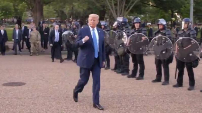 VIVA Militer: Trump berjalan di depan pengamanan Gedung Putih.