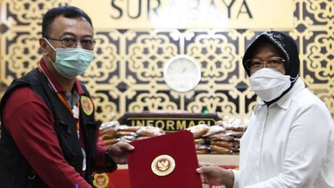 BIN Serahkan Masker ke Walikota Surabaya