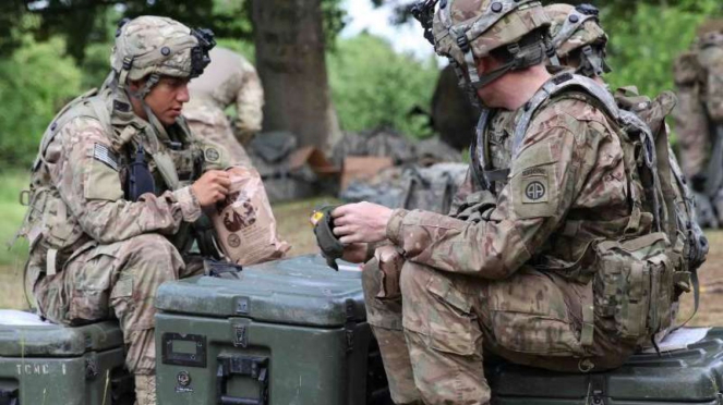 VIVA Militer: Tentara Amerika Serikat (AS) sedang makan