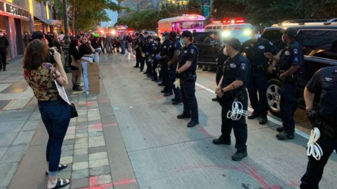 Polisi dan demonstran di AS saling berhadapan di Manhattan, New York