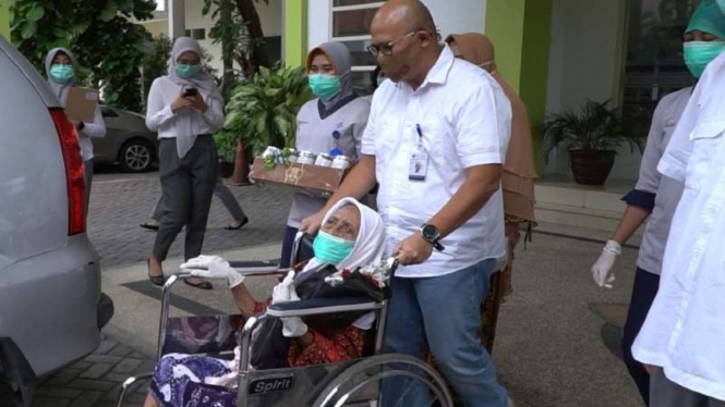 Nenek Kamtin (105 tahun) diantar Dirut dan para tenaga medis RS PHC Surabaya setelah dinyatakan sembuh dari corona.