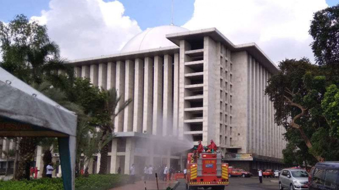 Petugas menyemprotkan disinfektan di Masjid Istiqlal, Jakarta.