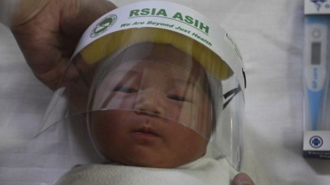 Bayi yang baru lahir wajib memakai pelindung muka selama pandemi covid-19. Balita wajib mendapatkan imunisasi dasar.
