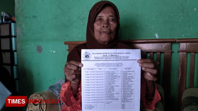 Sukena saat menunjukkan jadwal manasik haji. (Foto: Muhamad Jupri/TIMES Indonesia)