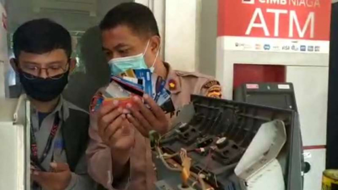 Polisi memeriksa satu mesin ATM yang sempat dijadikan objek untuk menipu di SPBU Jalan Narogong, Kecamatan Cileungsi, Kabupaten Bogor, Jawa Barat.