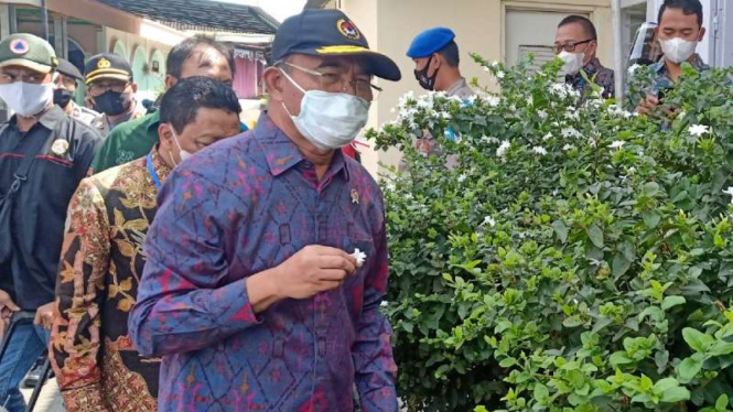 Menteri Koordinator Pembangunan Manusia dan Kebudayaan Muhadjir Effendi mengunjungi Kampung Tangguh di Kota Malang, Jawa Timur, Rabu, 3 Juni 2020.