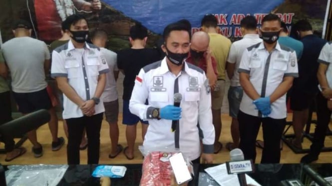 Direktur Reserse Kriminal Umum Polda Sumut Kombes Pol Irwan Anwar saat memberikan keterangan pers tentang penggerebekan panti pijat khusus para gay atau pria homoseksual di Medan, Rabu, 3 Juni 2020.