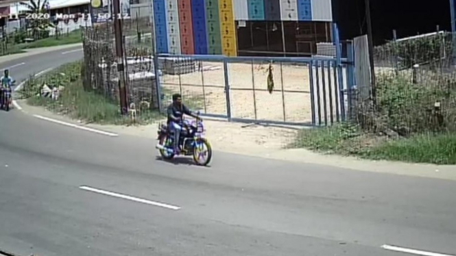 Pria India pakai motor curian untuk mudik