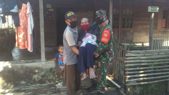 VIVA Militer: Babinsa Koramil 409-07/LA Gendong Nenek Agar Dapat BLT