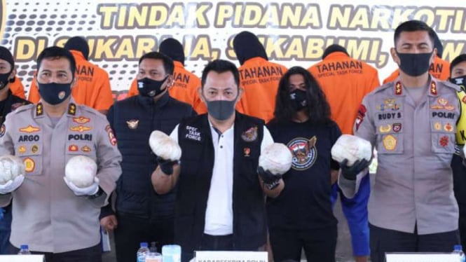 Kabareskrim Komjen Pol Listyo Sigit Prabowo (tengah)