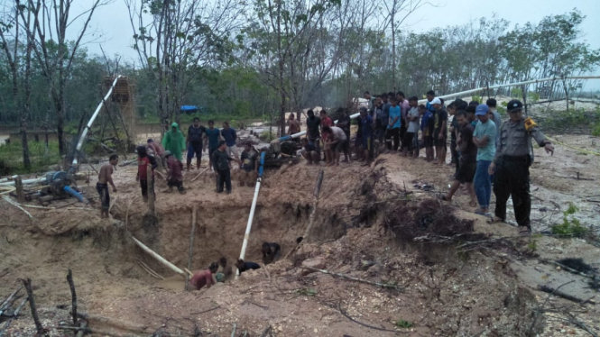 Proses evakuasi penambang emas ilegal yang tewas tertimbun longsor, di Jambi.