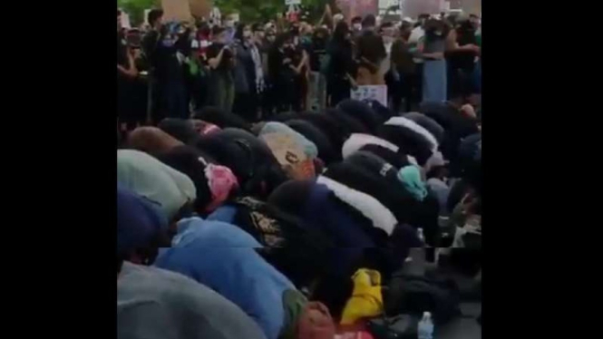 Umat Muslim salat di tengah kerusuhan Amerika.