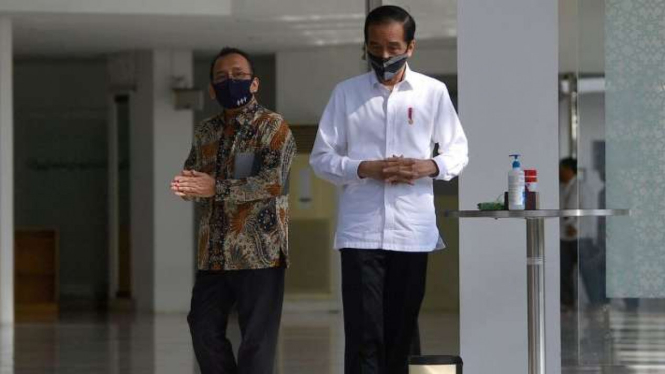 Presiden Joko Widodo (kanan) didampingi Mensesneg Pratikno meninjau kesiapan penerapan prosedur normal baru di Masjid Baiturrahim, Kompleks Istana Kepresidenan, Jakarta, Kamis (4/6/2020). 