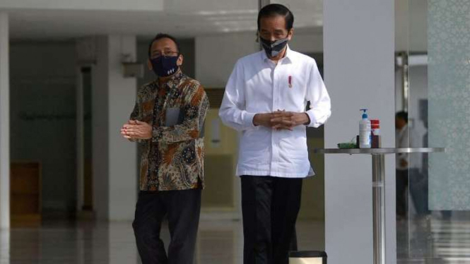 Presiden Joko Widodo (kanan) dan Mensesneg Pratikno