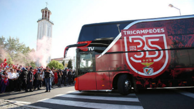 Bus Benfica dilempari batu oleh fans