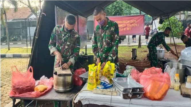 VIVA Militer: Prajurit Yonbekpal 1 Marinir Latihan Memasak