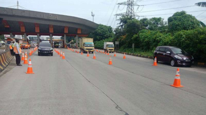 Pemeriksaan kendaraan terkait SIKM, di Kabupaten Tangerang, Jumat, 5 Juni 2020.
