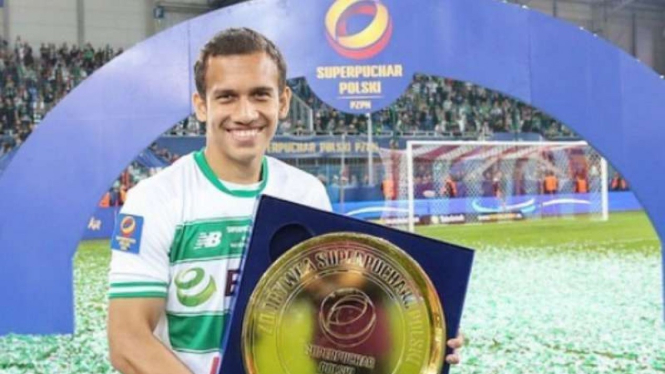 Egy Maulana Vikri dengan gelar Piala Super Polandia.