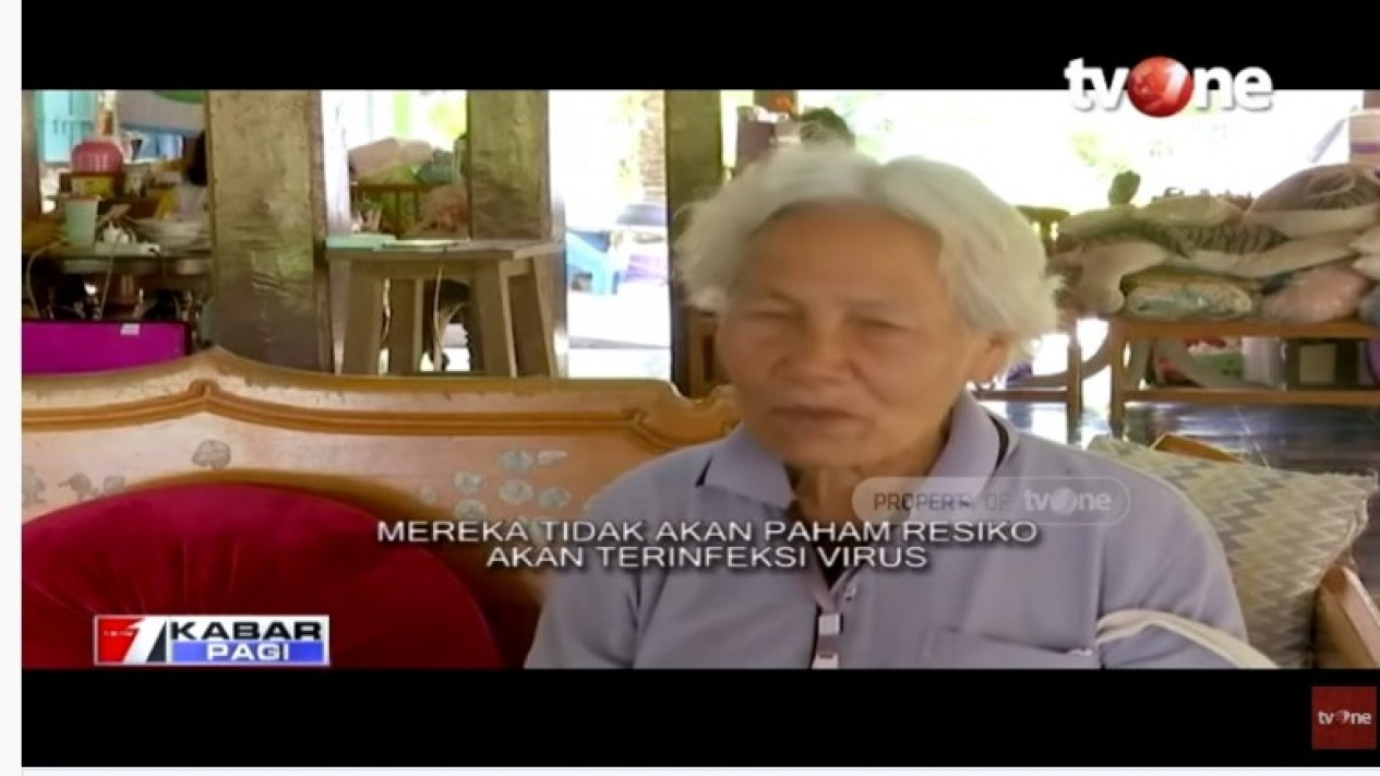 Foto Nenek Usia 77 Tahun Masih Gesit Jadi Relawan COVID-19