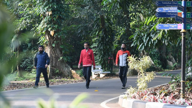 Presiden Jokowi jogging bareng Panglima TNI dan Kapolri di Istana Bogor.