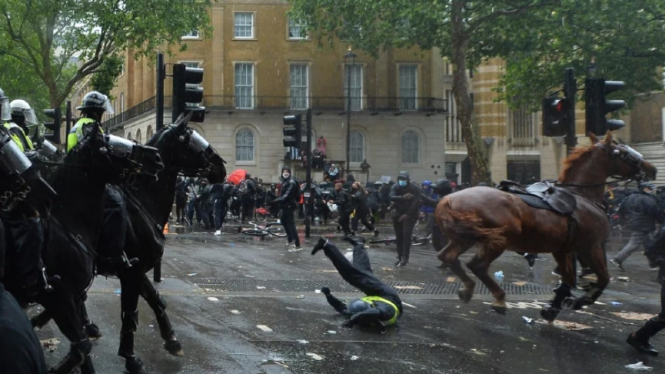 Kerusuhan London meletus imbas bentrok polisi dan pendemo Black Lives Metter