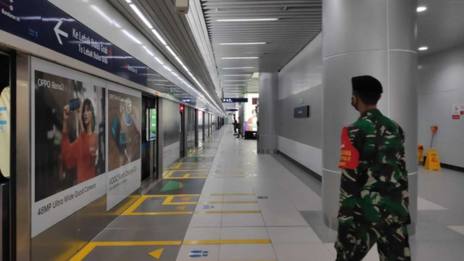 Suasana di dalam Stasiun MRT tampak sepi