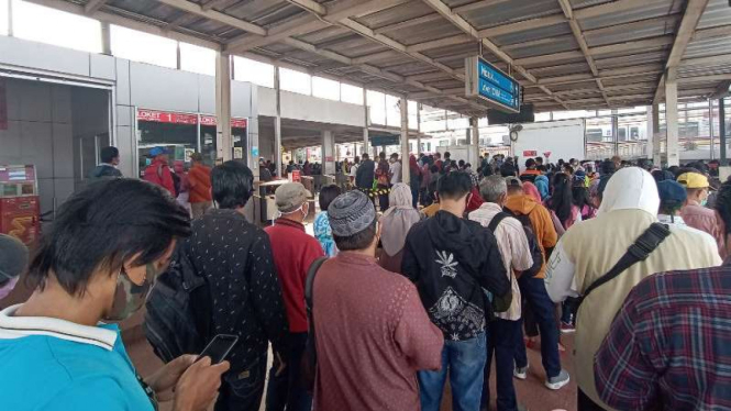 Suasana antrean di Stasiun Citayam, Senin, 8 Juni 2020.