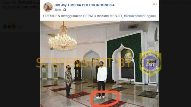 Tangkapan layar sebuah akun Facebook yang menyebut Presiden Joko Widodo menggunakan sepatu di dalam masjid.
