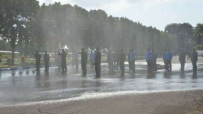 VIVA Militer: Tradisi Siraman Water Canon Sambut Perwira Baru di Lanud Iswahjudi