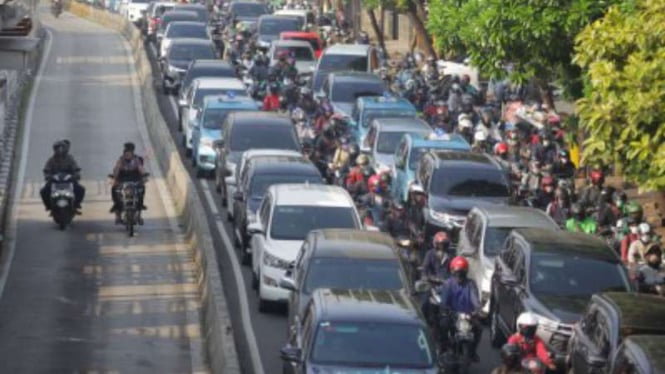 Sejumlah kendaraan terjebak kemacetan di Jalan Mampang Prapatan, Jakarta, Senin (8/6/2020). 
