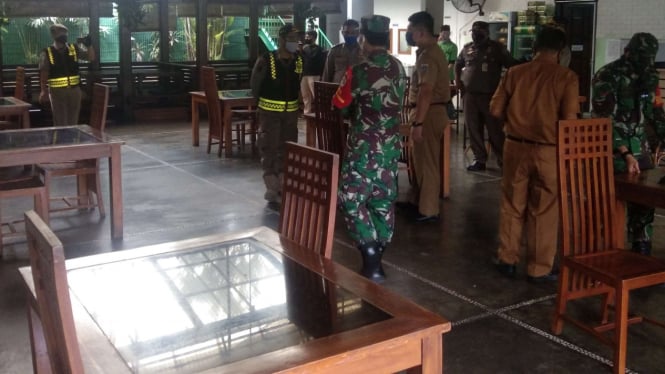 Operasi TNI-Polri dan Satpol PP ke Rumah Makan di Pulogadung, Jakarta Timur