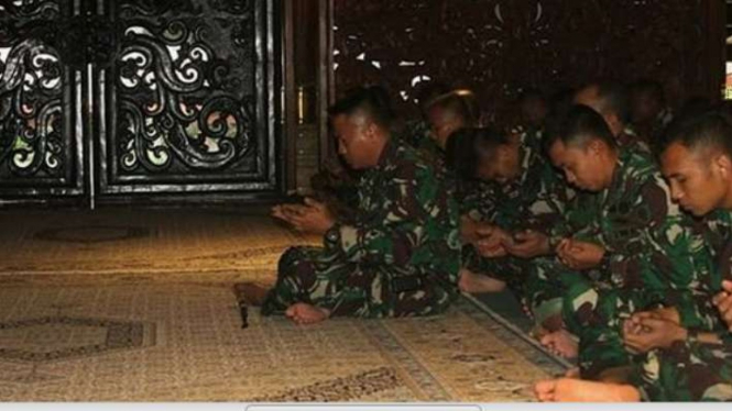 VIVA Militer: Prosesi ziarah prajurit Kostrad TNI di makam Pangeran Sambernyawa.