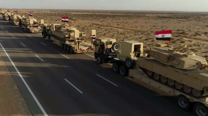VIVA Militer: Konvoi angkatan bersenjata Mesir ke Libya.