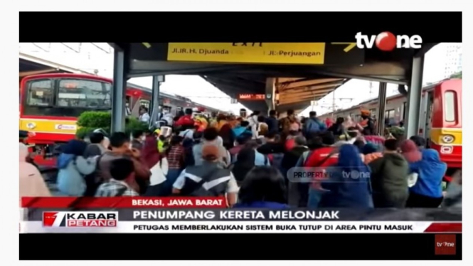 Antrean di Stasiun Kereta